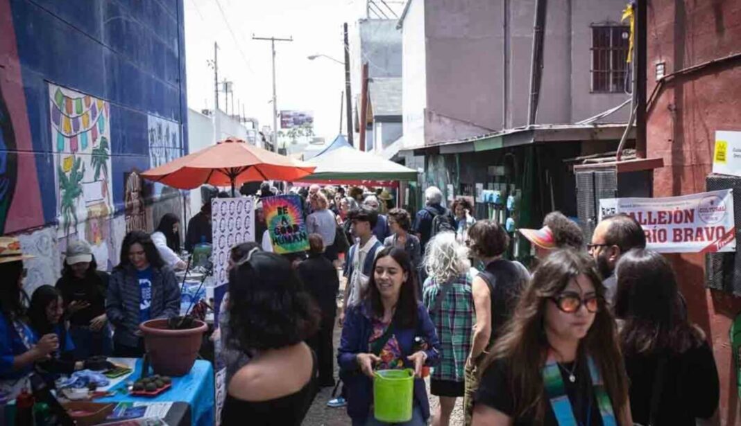 Callej&oacute;n R&iacute;o Bravo with visitors and environmental art
